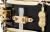 Caja de arce de 14"x 4" con aros de triple pestaña, acabado negro brillante con herrajes dorados, estilo New Jack de los 90