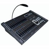 Control DMX de 24 canales, crossfader, botón de blackout y pausa incorporados, MIDI In, Out y Thru.